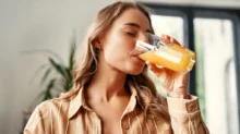 Žena pije džus