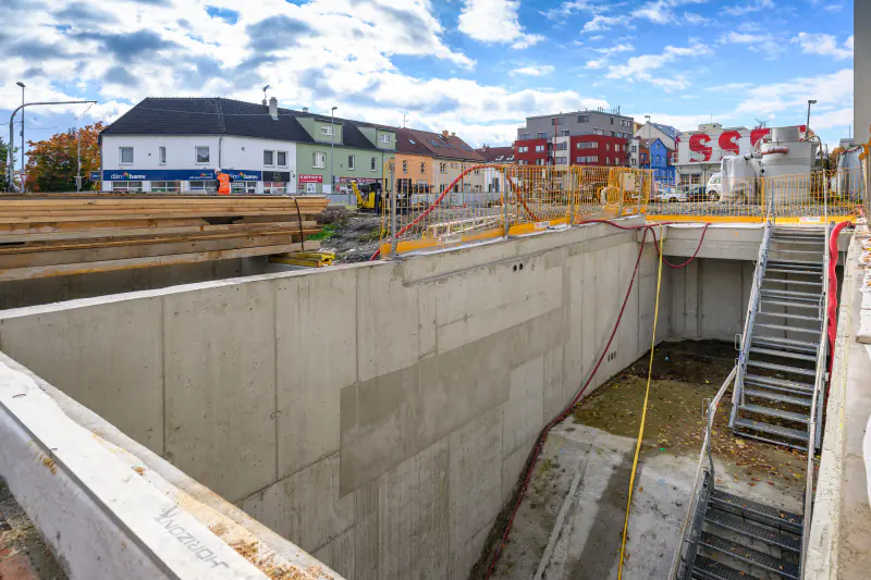 rozestavěný vstup do stanice metra