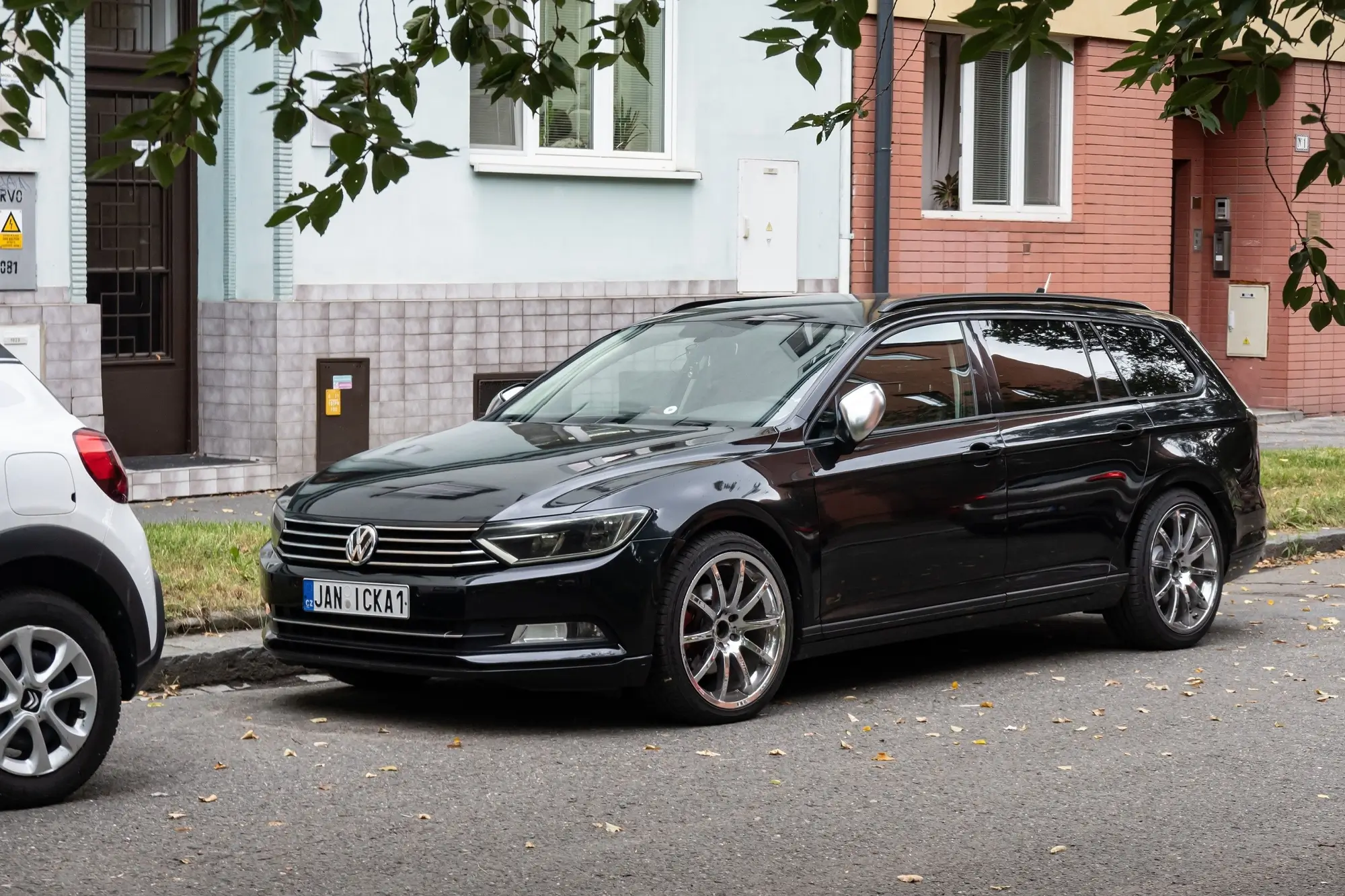 Auto s individualizovanou SPZ