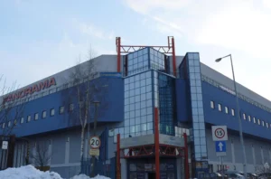 Je to první nákupní centrum, které bylo znakem luxusu a snobství. Dnes je prázdné