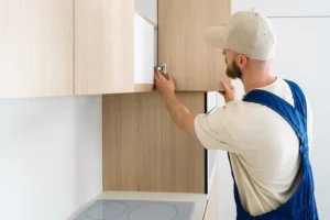 Hodinový manžel radí Uvolněné panty na kuchyňské skříňce si snadno opravíte sami a za pár minut