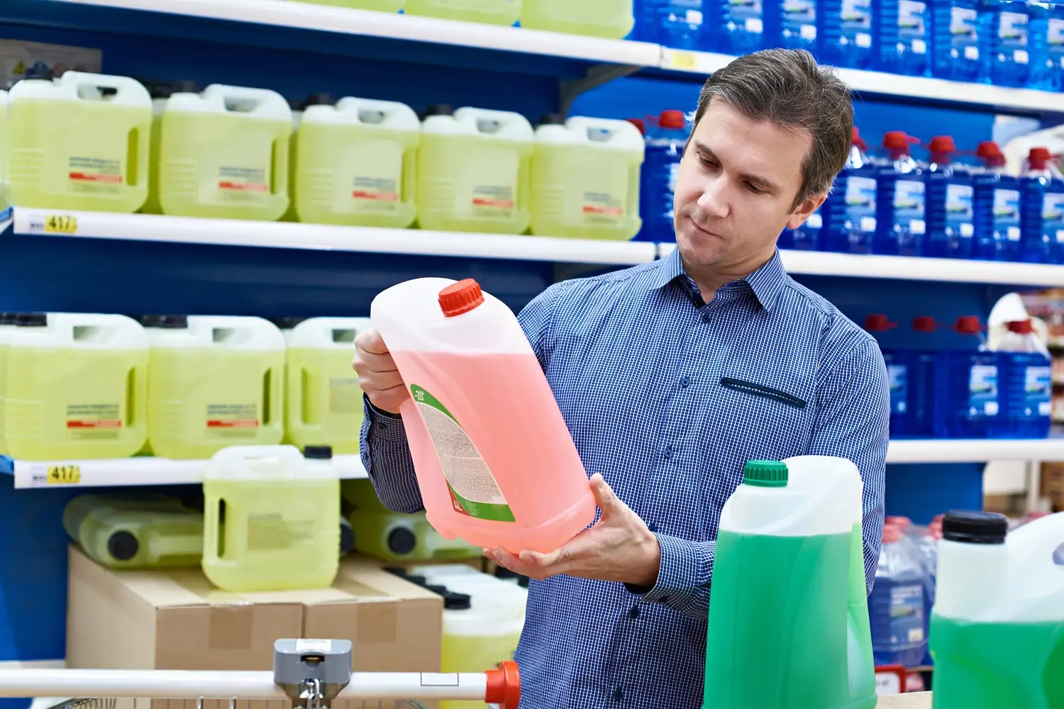 muž si vybírá v obchodě zboží