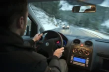 řidič jezdí v zimě