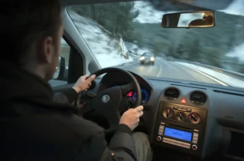 řidič jezdí v zimě