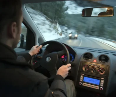 řidič jezdí v zimě