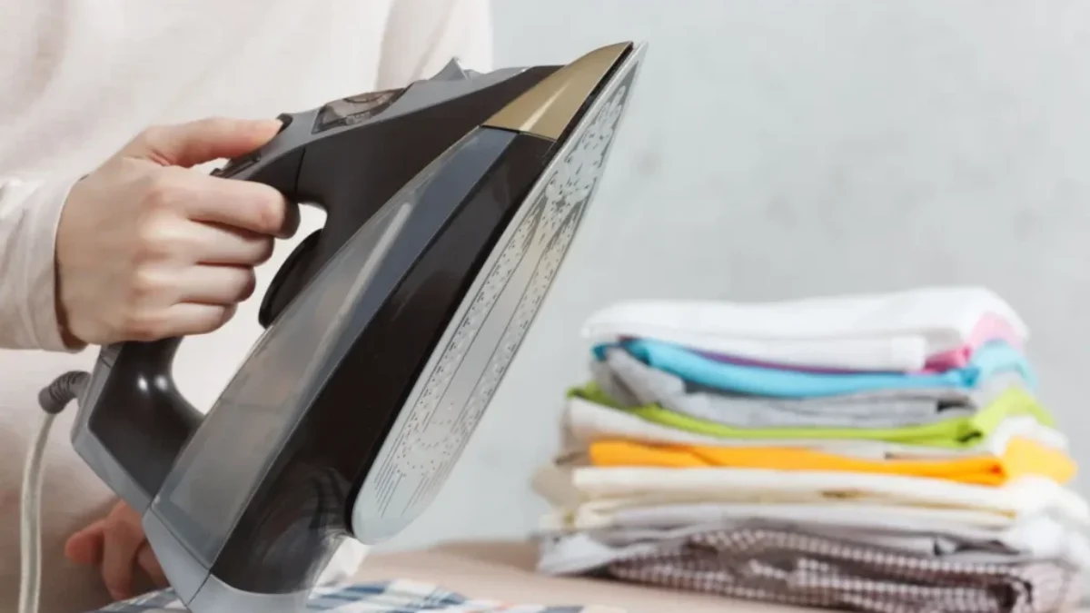 žena žehlí prádlo