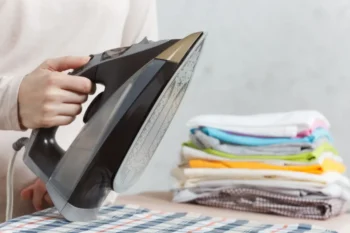 žena žehlí prádlo