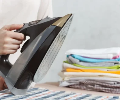 žena žehlí prádlo