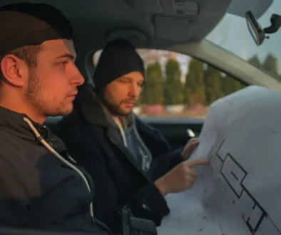 řidiči hledají v mapě