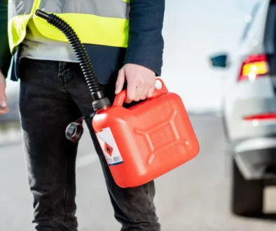muž jde s kanystrem pro benzín na nejbližší benzinu