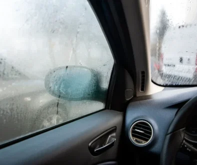 zamlžená okna v autě