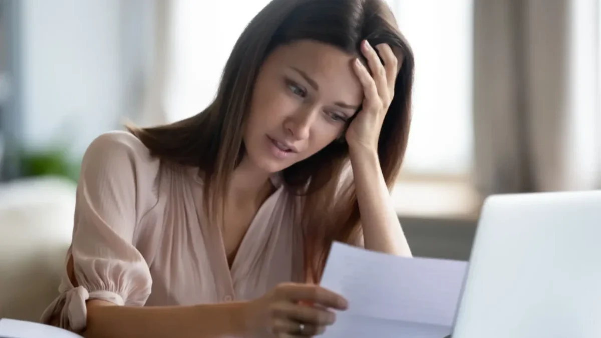 frustrovaná žena nad účty.