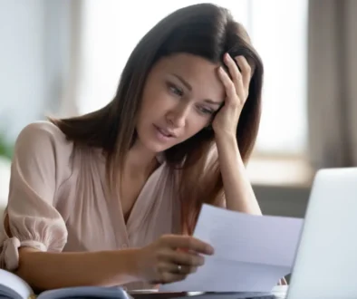 frustrovaná žena nad účty.