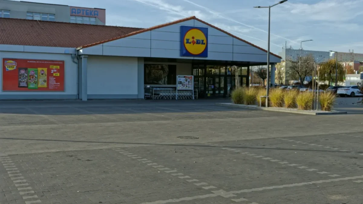 Prázdné parkoviště před Lidlem