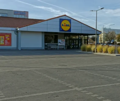 Prázdné parkoviště před Lidlem