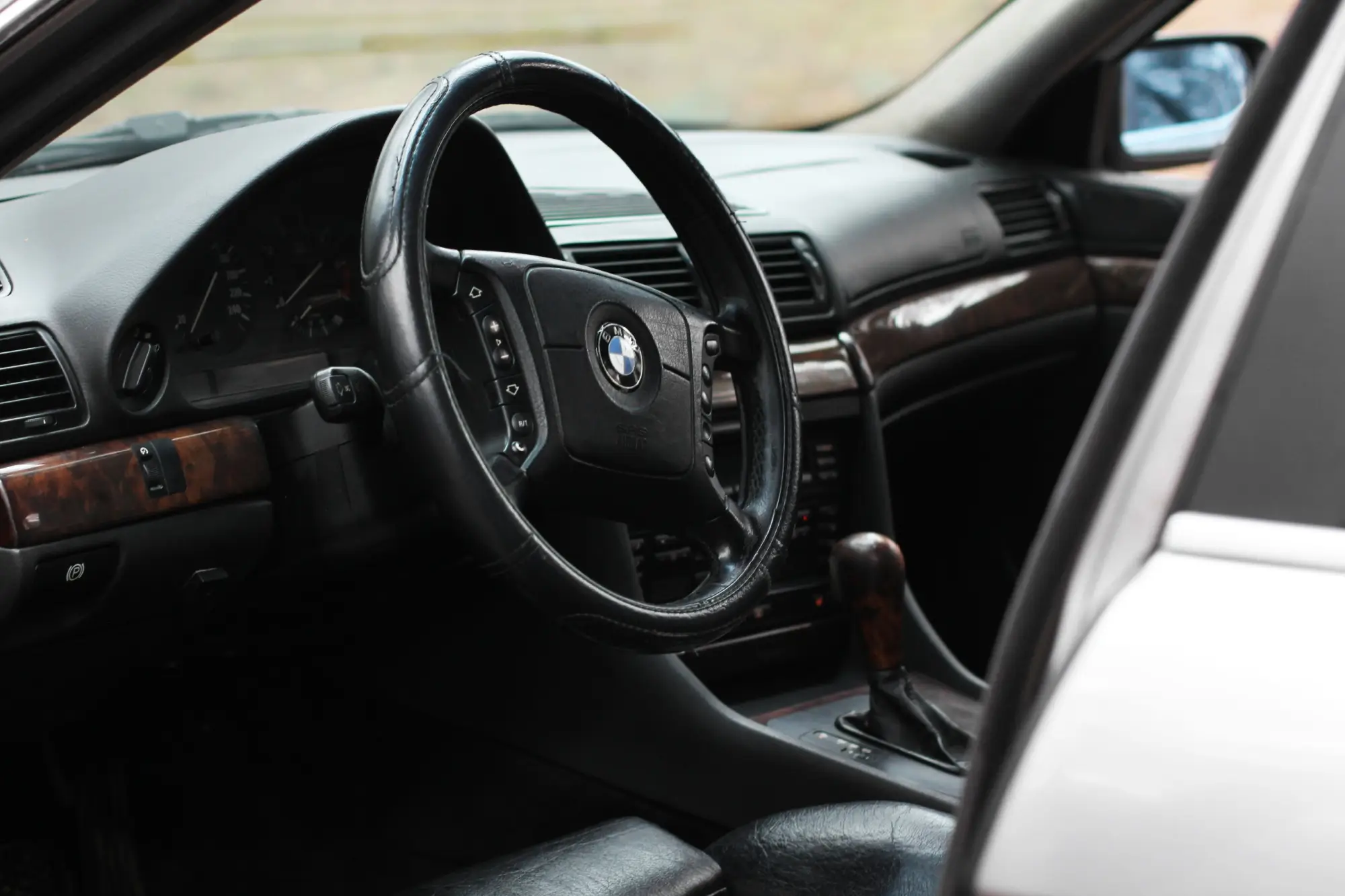 Shutterstock_1890222406 - Techsvět interiér BMW 7 E38