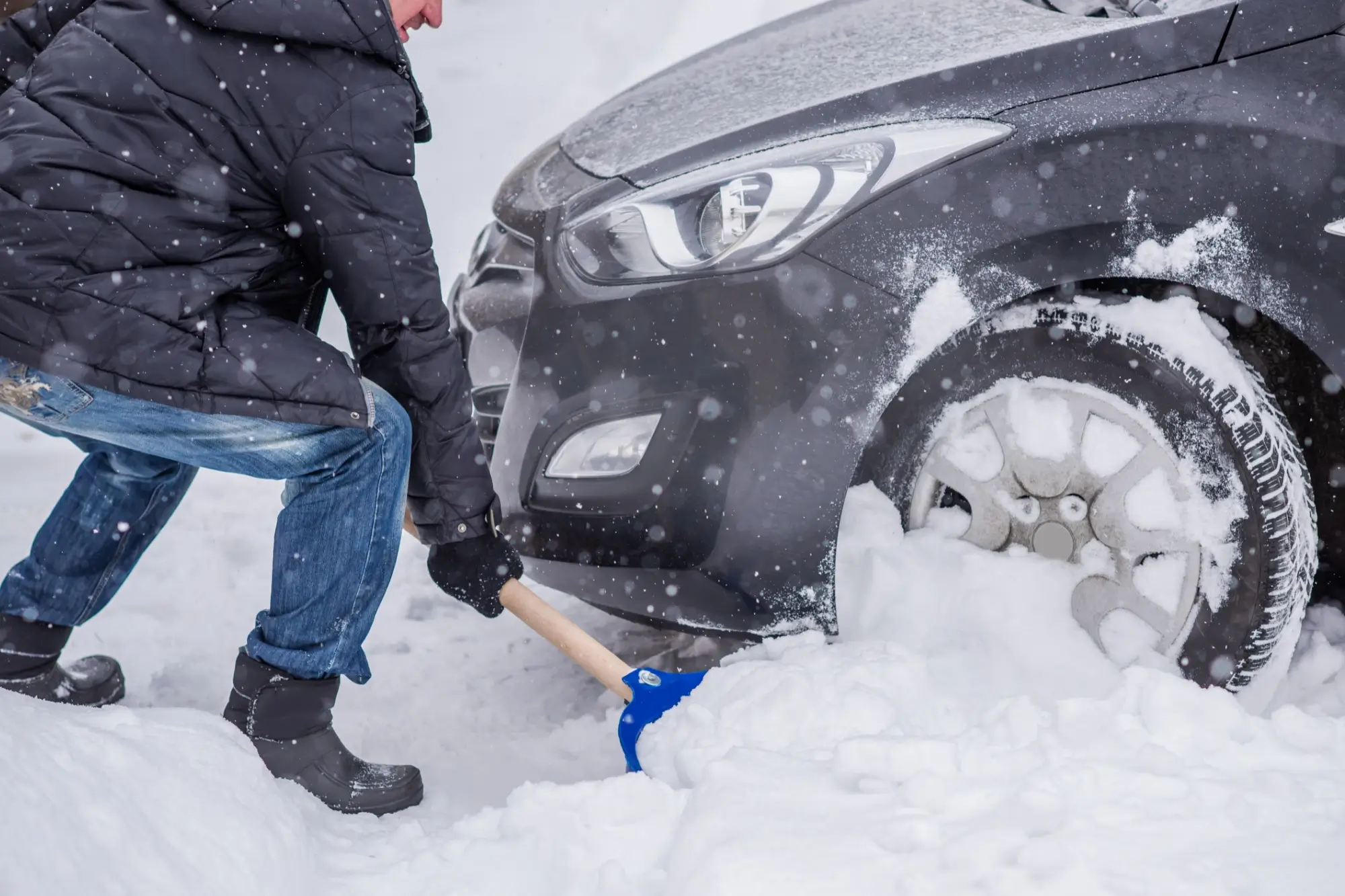Shutterstock_1914622411 - Techsvět Muž odklízí sníh lopatou u auta