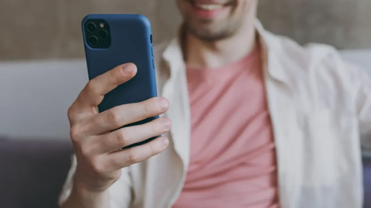 muž s telefonem v ruce