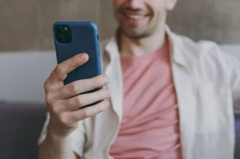 muž s telefonem v ruce