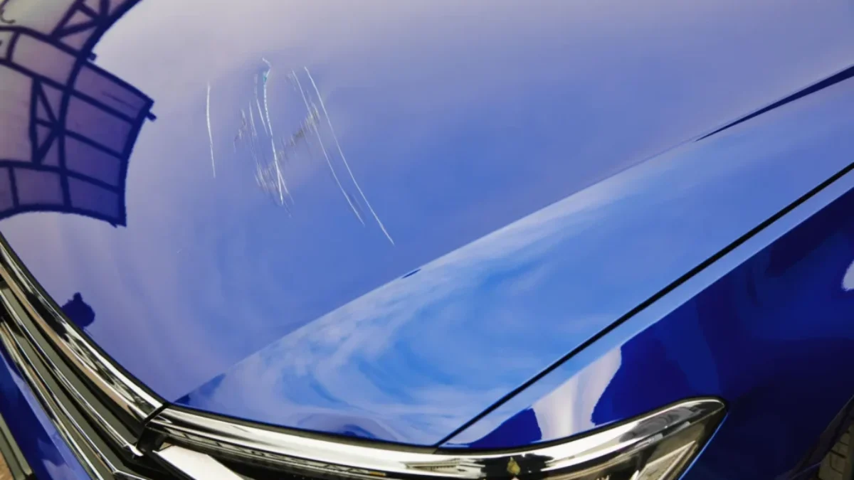 škrábance na autě