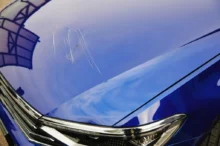 škrábance na autě