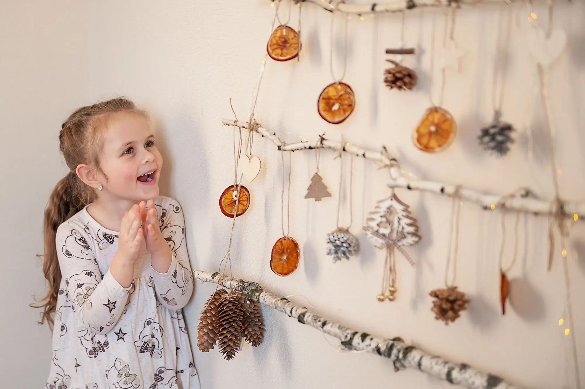 dítě se raduje z přírodního vánočního stromku