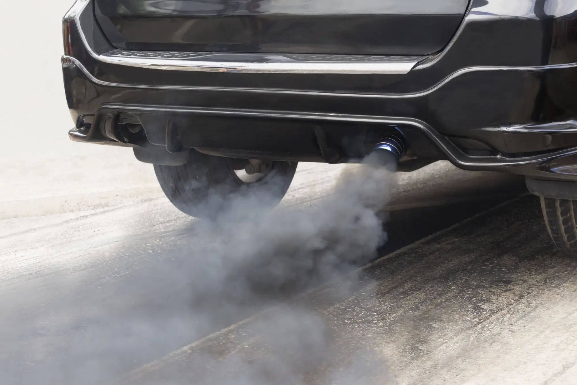 Kouřící výfuk auta