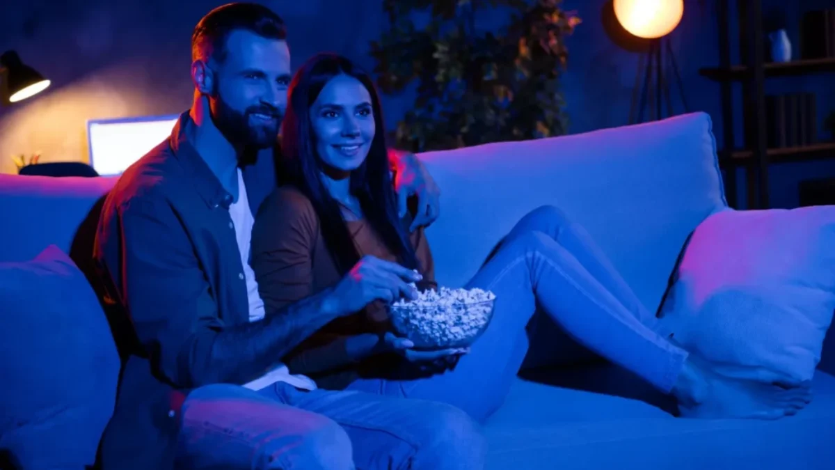 muž se ženou sledují televizi