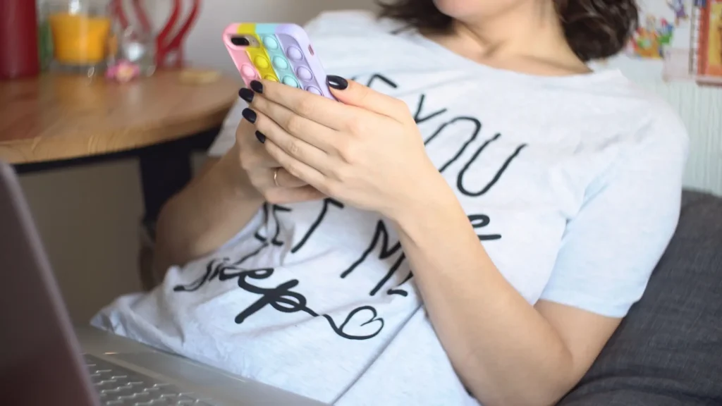 žena s mobilem v ruce