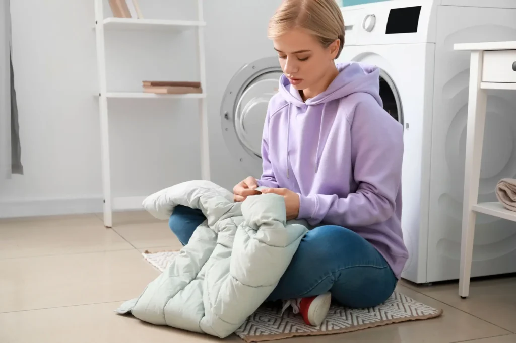 žena kontroluje bundu - Techsvět žena kontroluje bundu