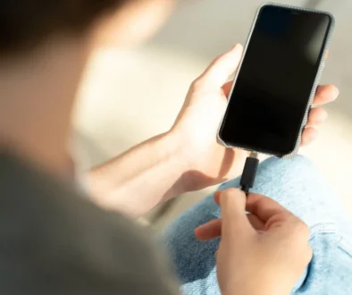 Muž připojuje mobil do nabíječky