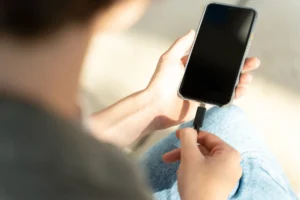 Takto můžete odstranit prach usazený z nabíjecího konektoru a zlepšit nabíjení mobilního telefonu