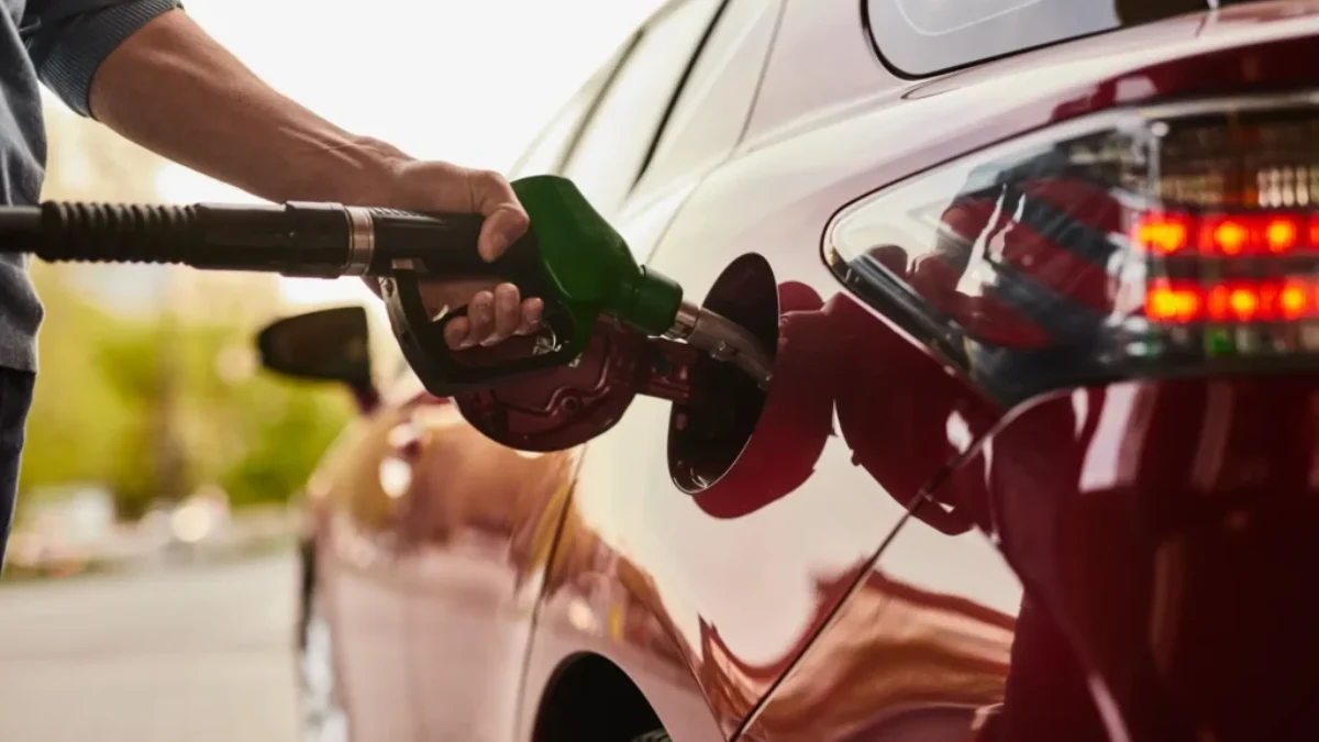 Muž tankuje benzin do auta