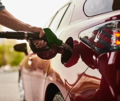 Muž tankuje benzin do auta