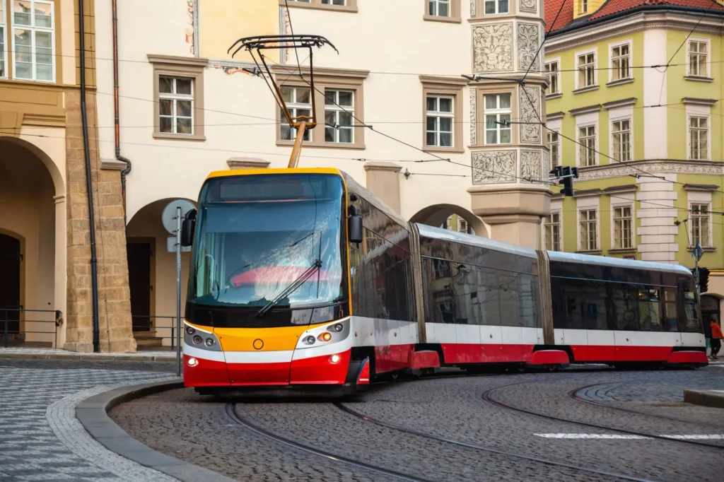 Shutterstock_2222761037 - Techsvět tramvajová linka v Praze