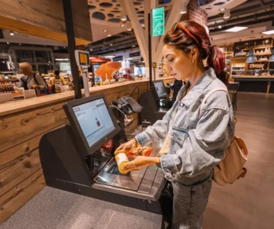 Žena platí na samoobslužné pokladně
