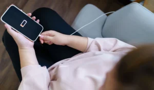 Nabíjecí kabel vám mobilní telefon snadno zničí. Zaměřte se na barvu nabíjecího konektoru