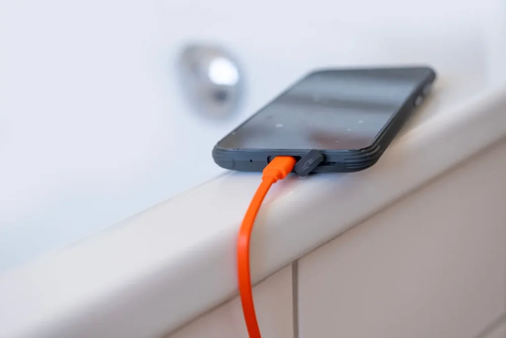 telefon se nabíjí na vaně