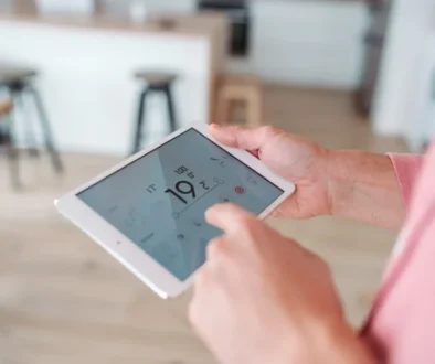 Muž s bezdrátovým termostatem