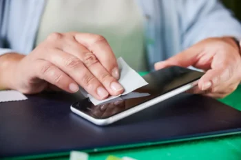 lepení ochranného skla na mobil