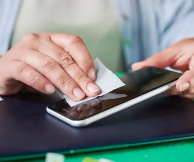 lepení ochranného skla na mobil