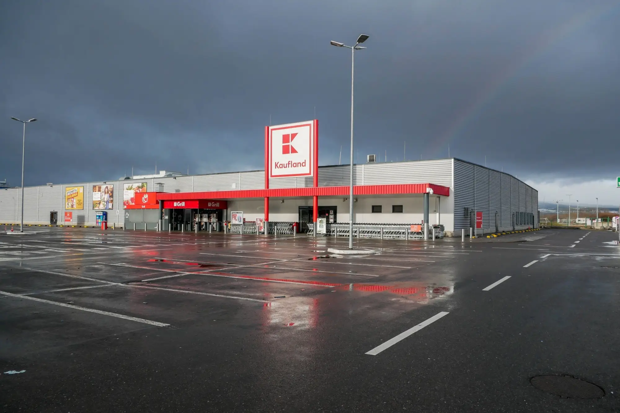 Shutterstock_2404801015 1 - Techsvět Prázdné parkoviště před Kauflandem