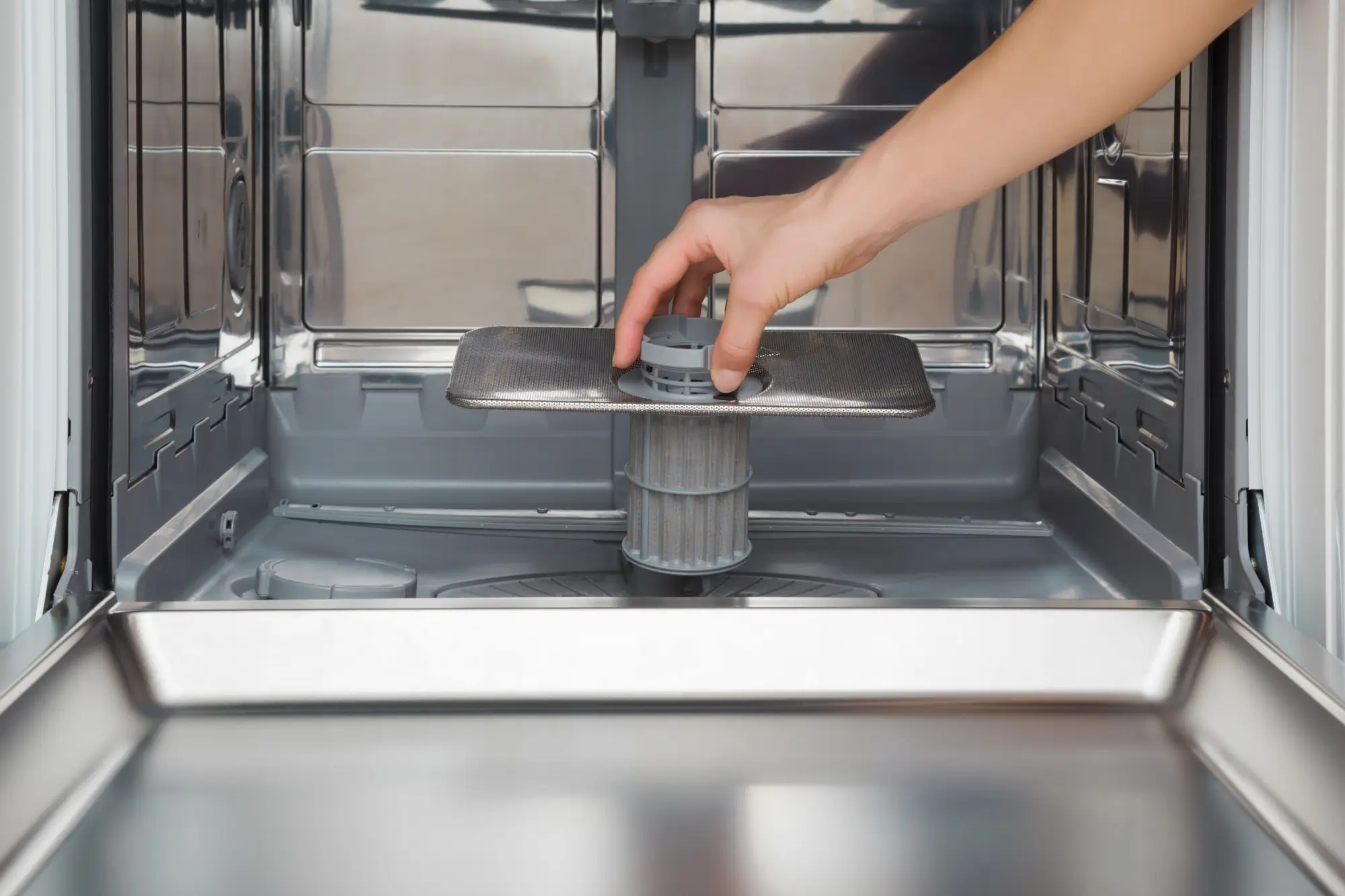 filtr v myčce na nádobí