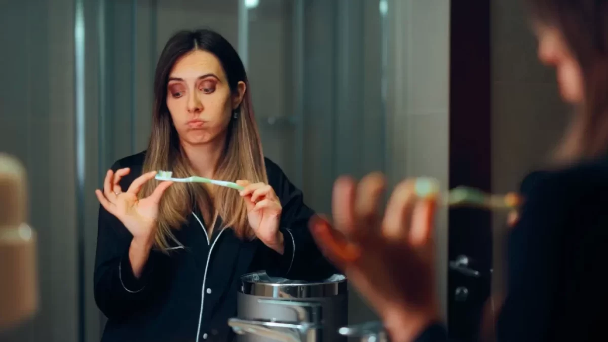 Žena si prohlíší použitý kartáček