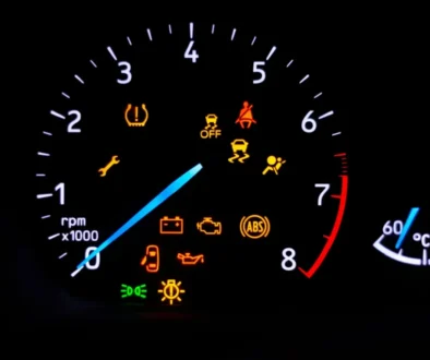 kontrolky na přístrojové desce v autě