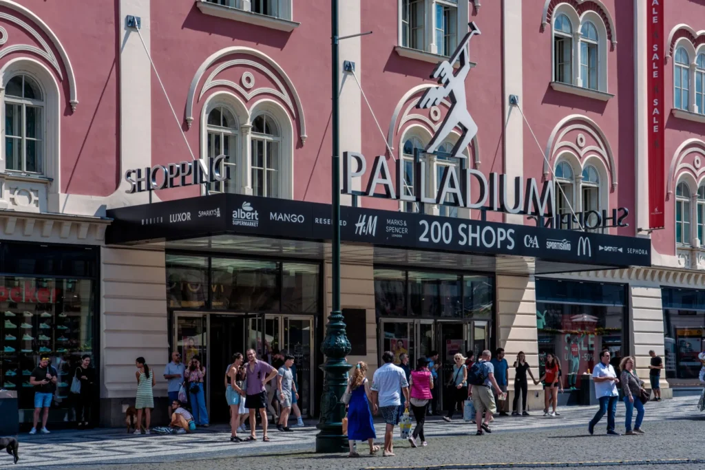 Obchodní dům Palladium v Praze. Vidět jde jeden ze vchodů. Jsou před ním lidé.