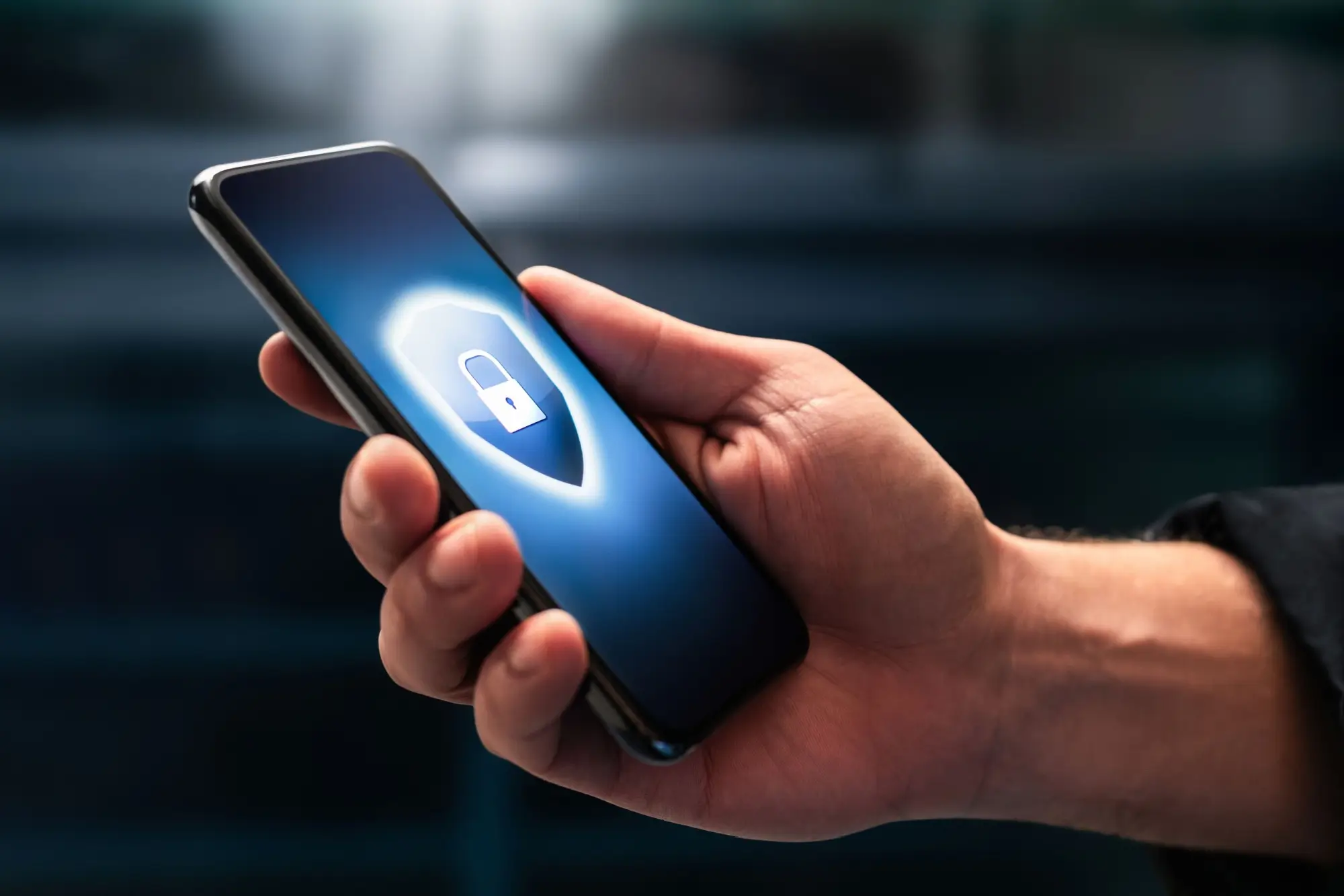 Shutterstock_2447986833 - Techsvět Logo antiviru na mobilu