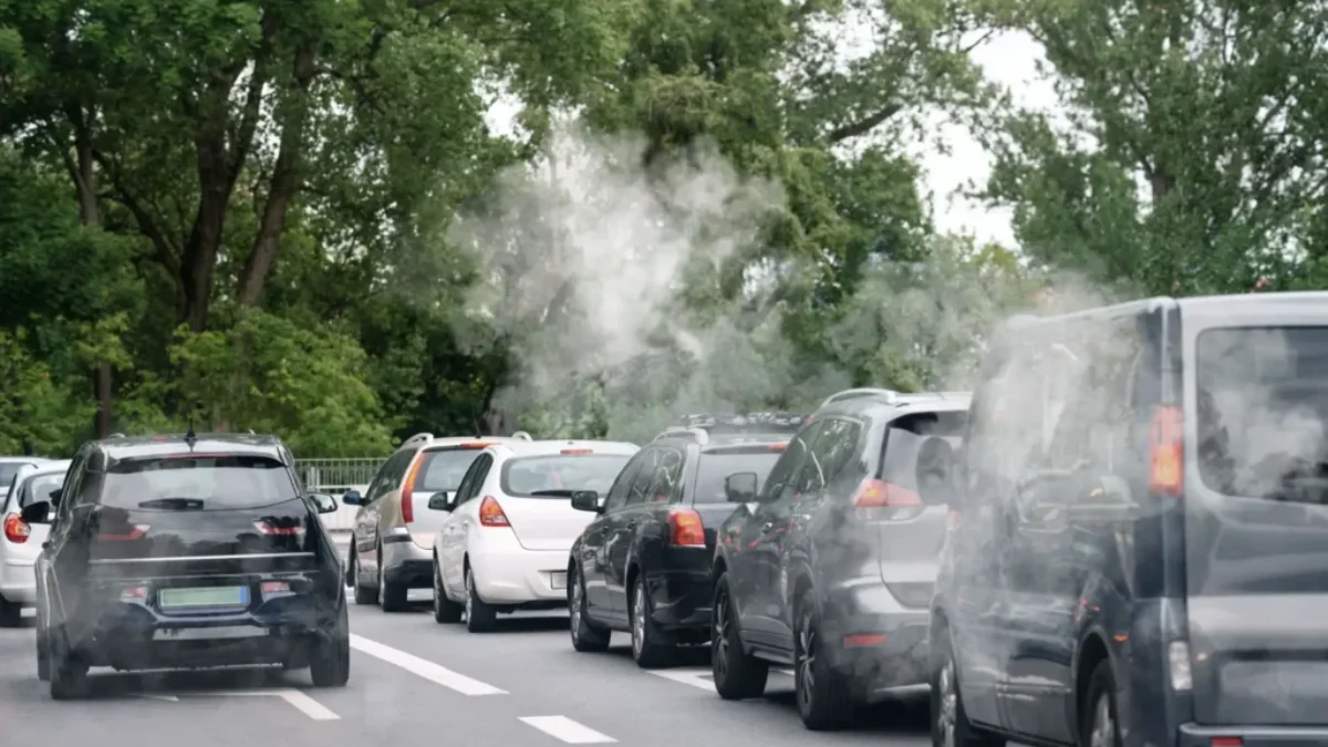 Kouřící auta na silnici