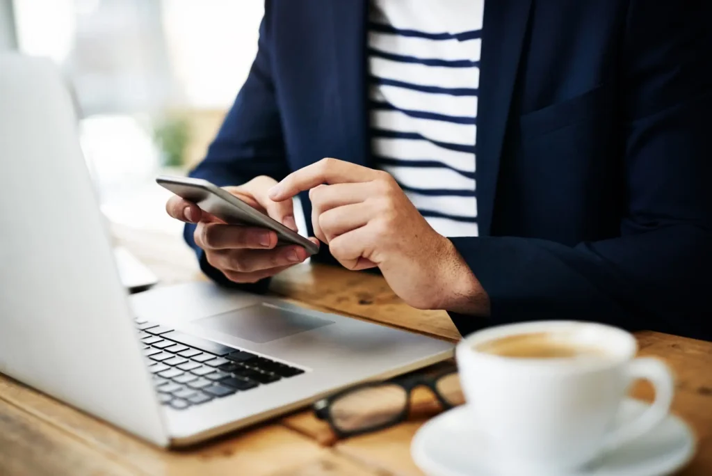 AI v poslední době využívá spousta lidí, FOTO: Shutterstock - Techsvět muž pracuje na počítači