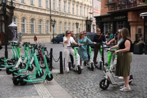 Koloběžky v Praze končí. Místo nich nám nacpali tuhle nenáviděnou, ale ekologickou variantu